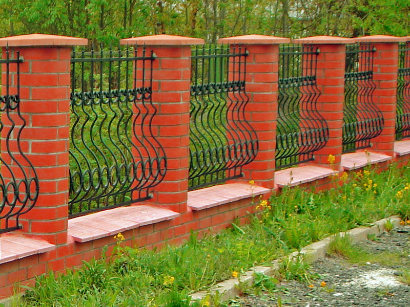 Разнообразные формы для бетонных заборов и их заливка