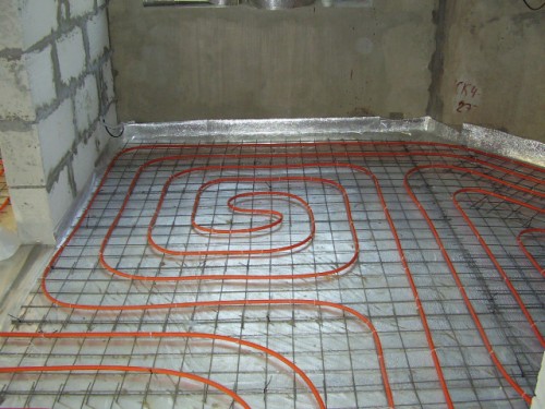 Ciepła podłoga leżąca na betonowej podstawie