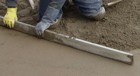 installation of a half -dry screed