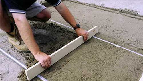 Заливка бетонной смеси и разравнивание