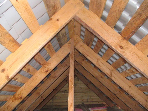 Как установить стропила для двускатной крыши