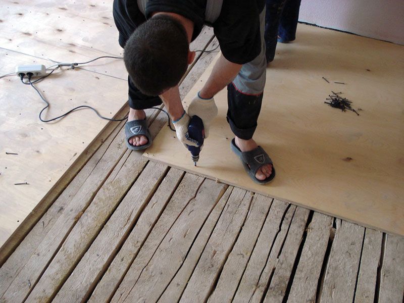 Как уложить ламинат на деревянный пол
