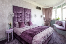 Фиолетовая кровать в интерьере фото