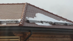 Установка снегозадержателей на крыше