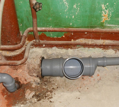 Как заменить канализационную трубу в квартире