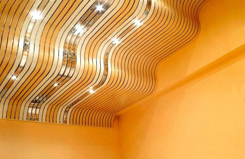 Подвесной потолок алюминиевый реечный и его особенности