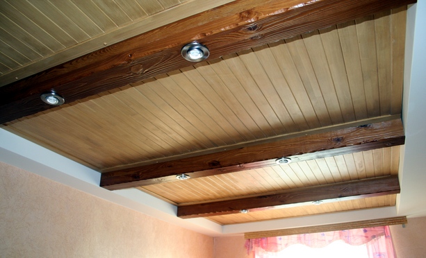 Потолок в доме из бруса: фото, видео