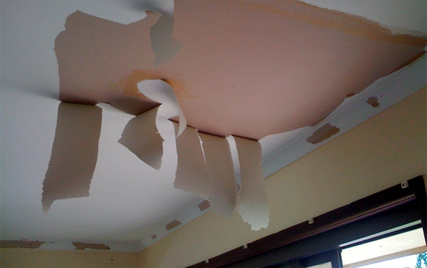 Пятна и разводы после покраски потолка: возможные причины