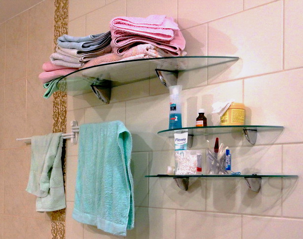 Вместительные полки для ванной комнаты: 5 советов по выбору