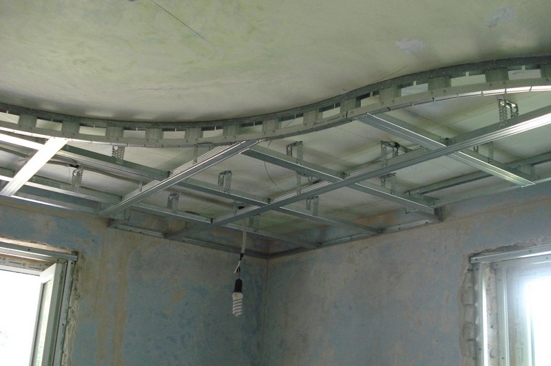 Комбинированный натяжной потолок на кухне с элементами гипсокартона