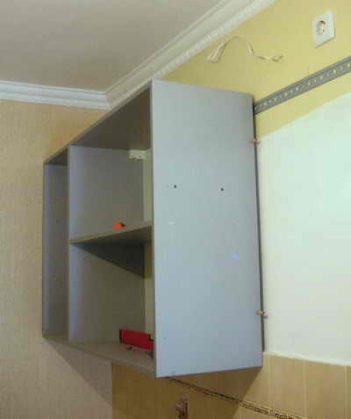 Как повесить кухонные шкафы на стену?