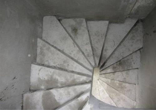 Бетонная лестница в коттедже