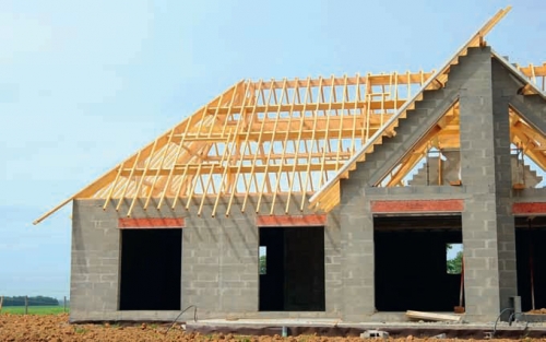 Der Bau des Daches für ein Cottage aus belüfteten Betonblöcken