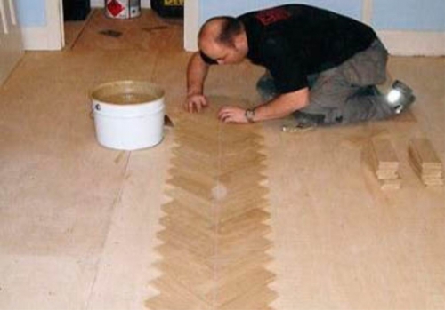 Laying piece parquet - the first row of Christmas trees