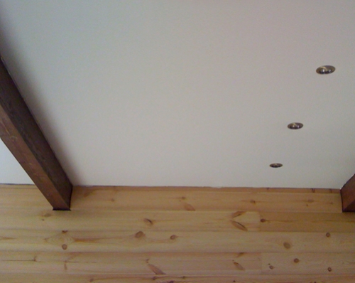 Отделка потолка деревянного дома