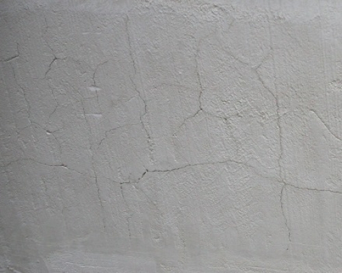 Трещины в штукатурке на стене из газобетона