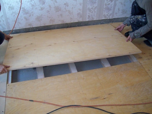Svart golv från plywood