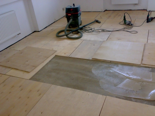 Laying plywood on a concrete base for parquet
