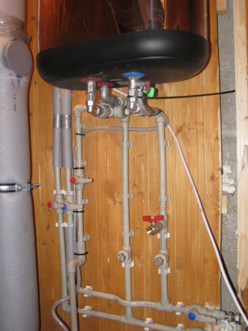 Water heater for a summer residence