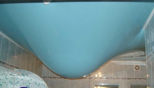 Натяжной потолок удерживает воду при затоплении