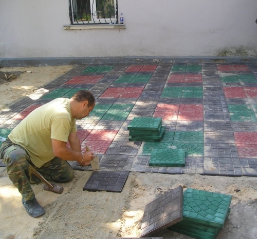 Технология укладки плитки для садовых дорожек без песчаной подушки (Простая укладка)