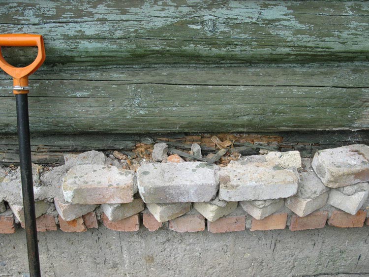 Фундамент под старый деревянный дом: как подвести?