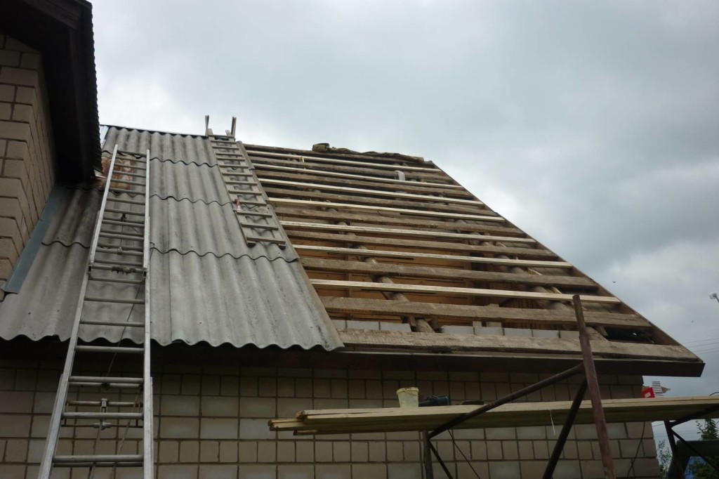 Как правильно класть волнистый шифер на крышу: технические нюансы строительного процесса