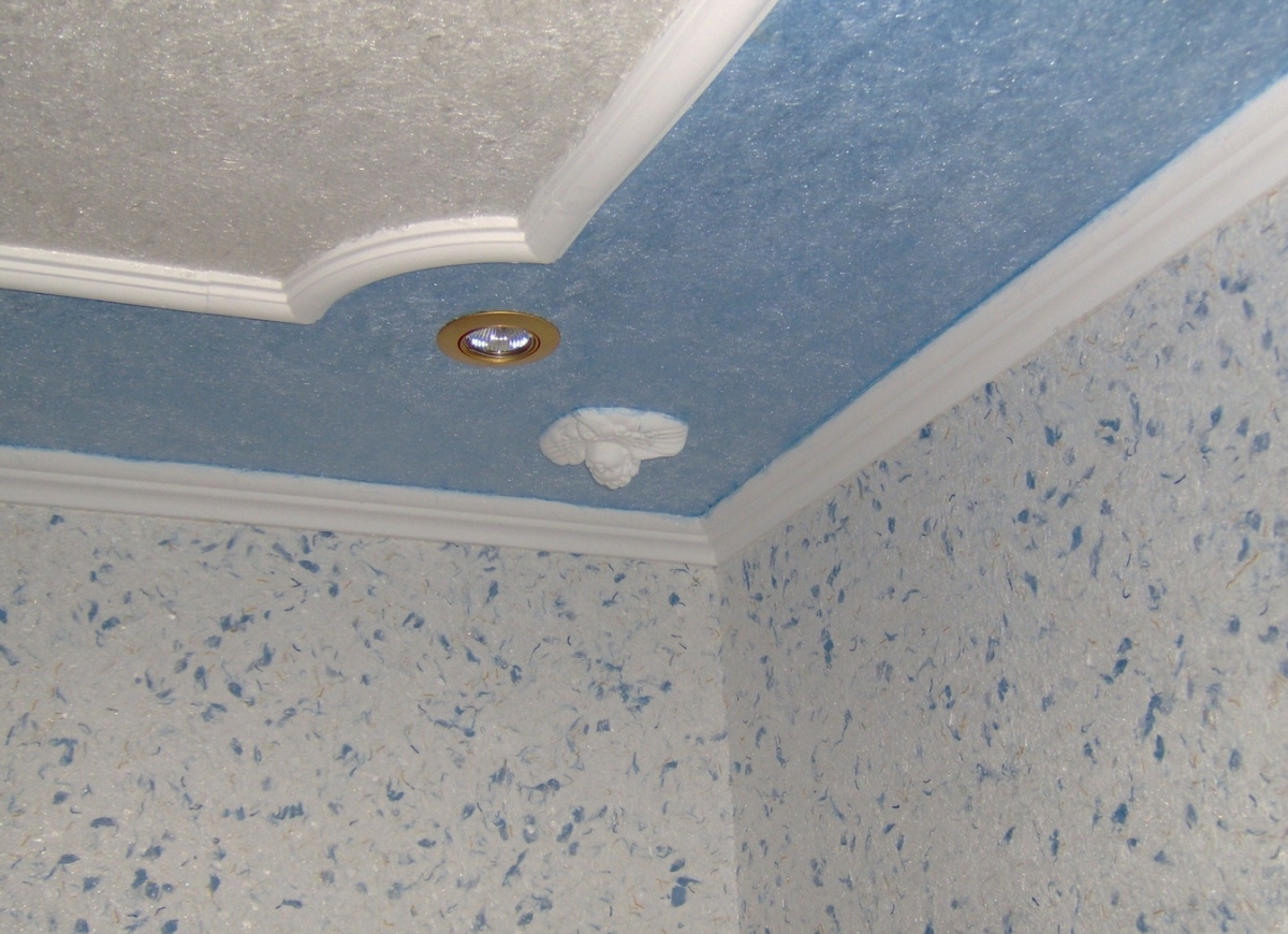 Поклейка обоев на потолок: пошаговая инструкция