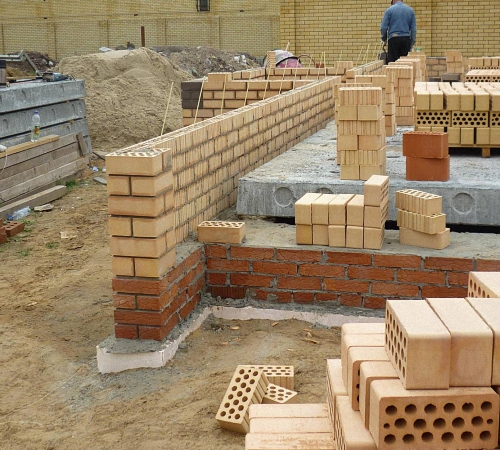Ремонт фундамента кирпичного частного дома: способы устранения причин разрушений
