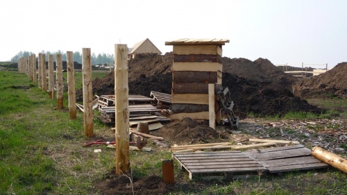 Как поставить забор и столбы на болотистой местности: торфяная почва. Способы установки столбов для забора на пучинистых грунтах